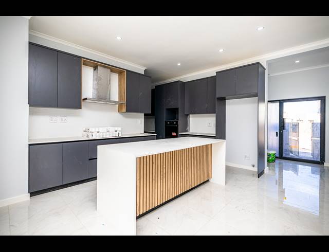 4 BEDROOM FREEHOLD FOR SALE IN SANDOWN